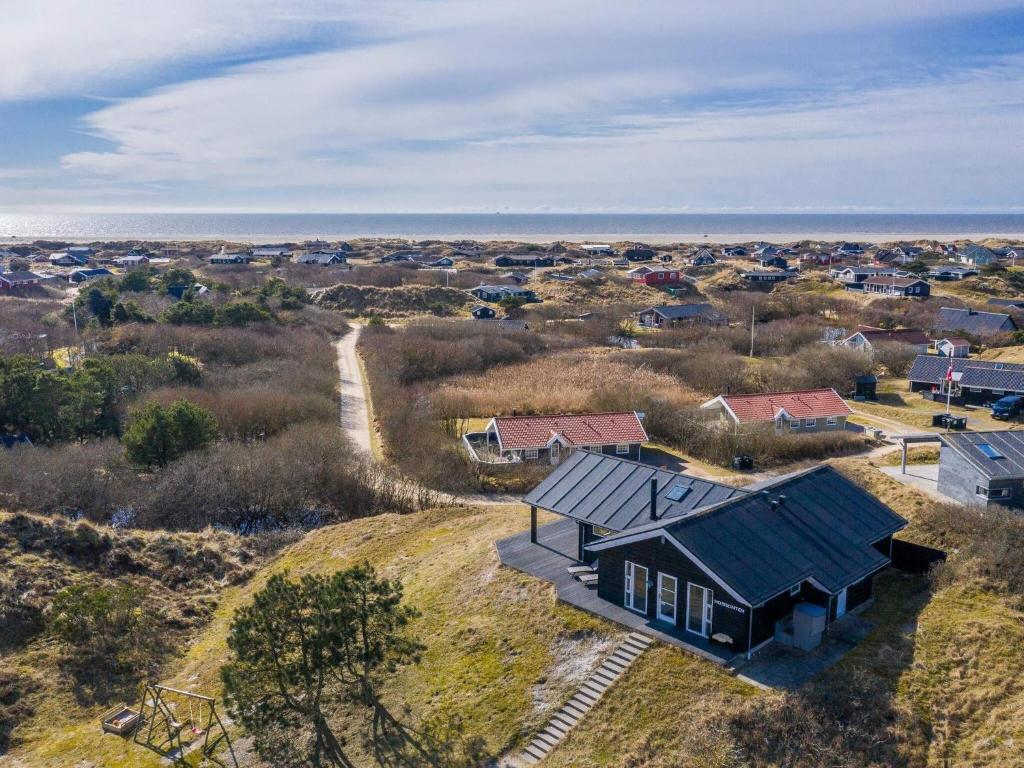 Vue de tête d'une maison avec l'océan en arrière-plan dans l'établissement Holiday home Fanø CLXXIII, à Fanø