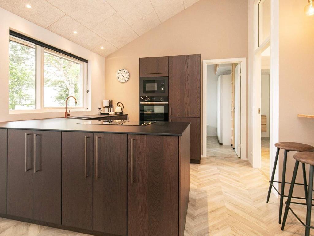 Kuchyň nebo kuchyňský kout v ubytování 12 person holiday home in Millinge