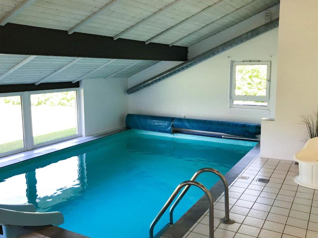 Bazén v ubytování Four-Bedroom Holiday home in Hjørring 8 nebo v jeho okolí