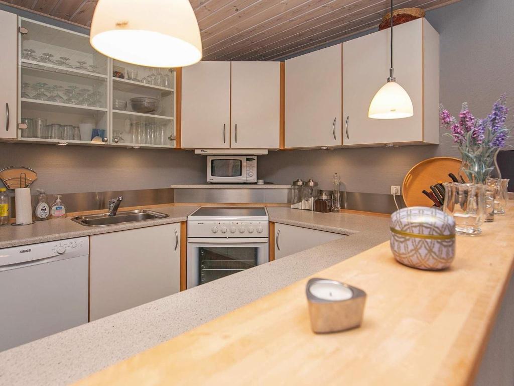 Kuchyň nebo kuchyňský kout v ubytování Holiday home Læsø XX
