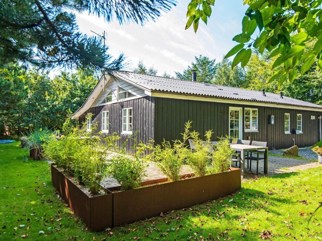 uma casa com um jardim em frente em 8 person holiday home in Ringk bing em Ringkøbing
