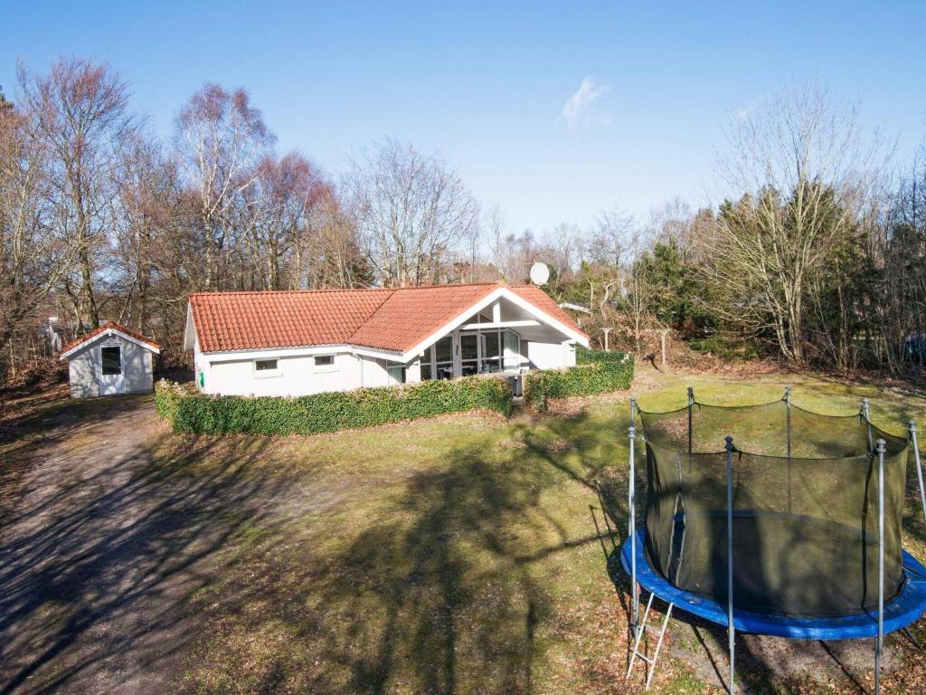 una casa en una colina con un aro de baloncesto en 8 person holiday home in Glesborg en Glesborg