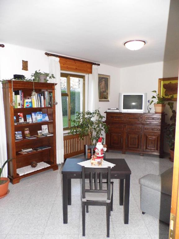 Televízia a/alebo spoločenská miestnosť v ubytovaní Hotel Mochettaz