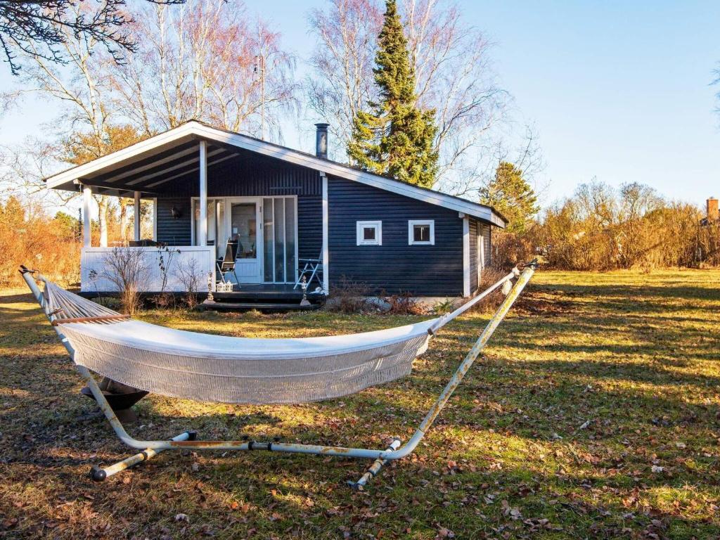 ein kleines Haus mit einem Boot davor in der Unterkunft 6 person holiday home in Glesborg in Glesborg
