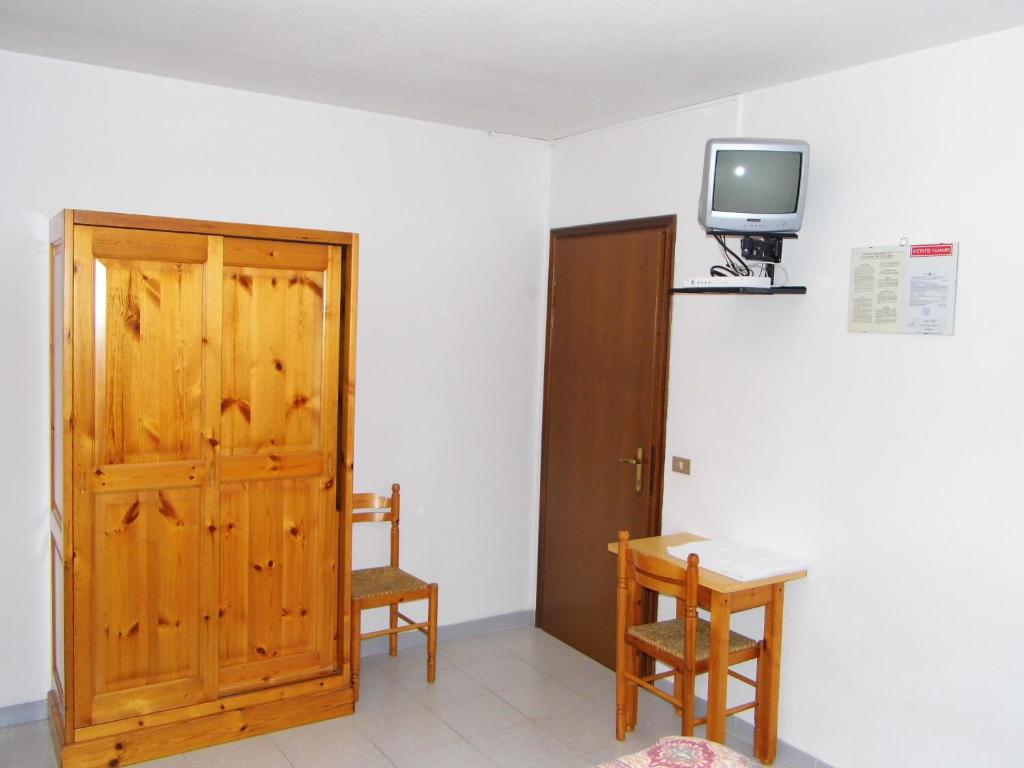 Televízia a/alebo spoločenská miestnosť v ubytovaní Hotel Mochettaz