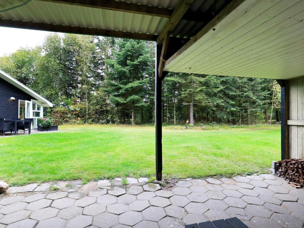 Zahrada ubytování 5 person holiday home in Højslev