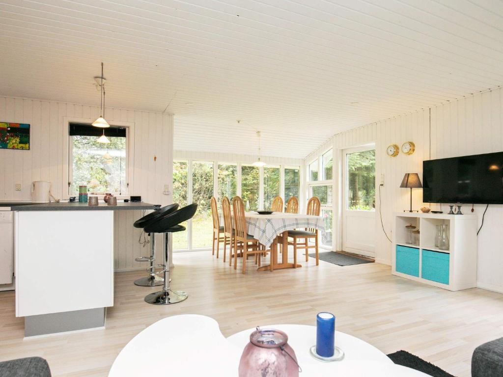 TV a/nebo společenská místnost v ubytování 5 person holiday home in Højslev
