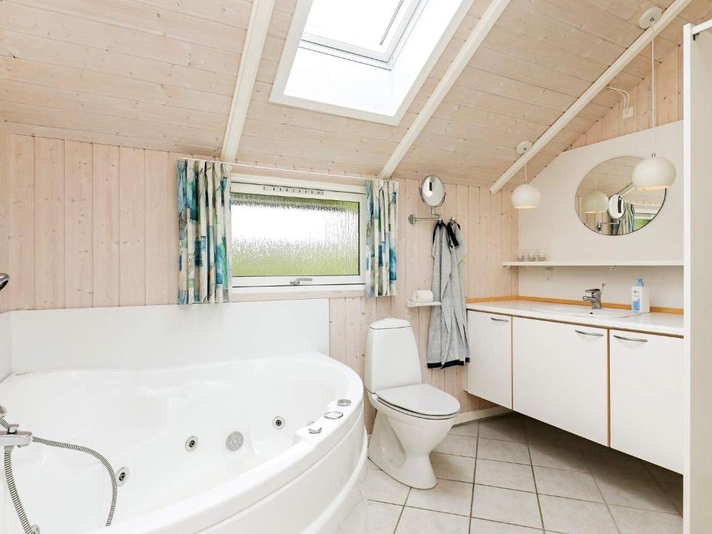 Koupelna v ubytování Three-Bedroom Holiday home in Otterup 1