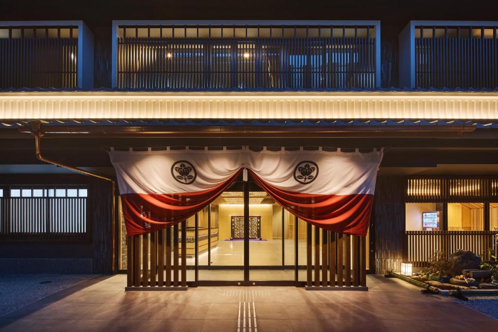 una entrada a un edificio con una cortina roja blanca y azul en Hotel Sugicho, en Kioto