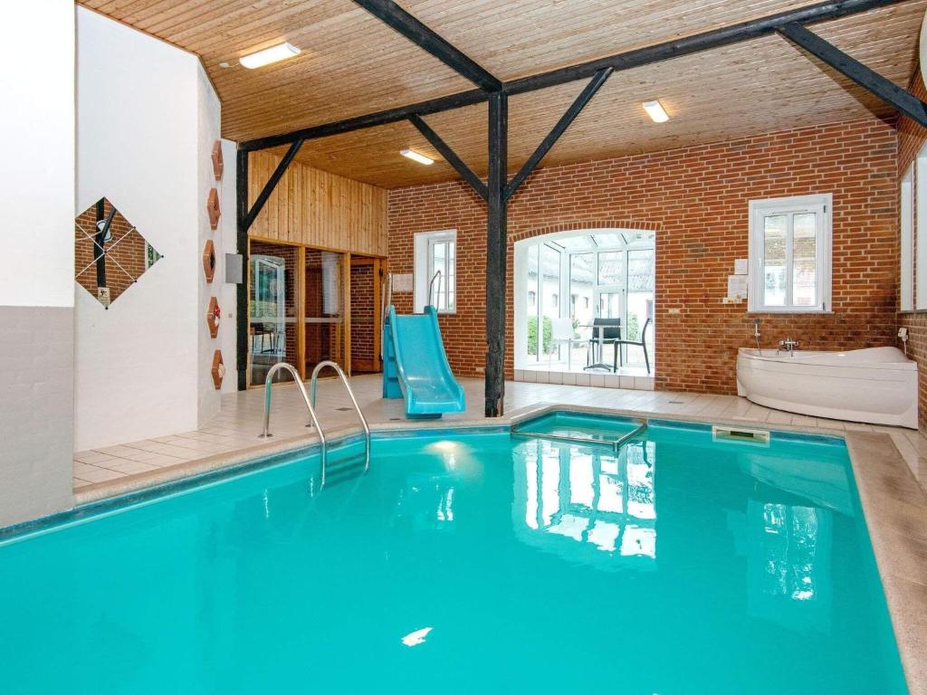 uma piscina numa casa com uma parede de tijolos em Holiday home Skjern XVII em Skjern