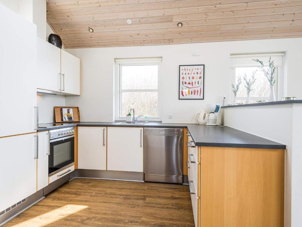 Kuchyň nebo kuchyňský kout v ubytování Holiday home Tarm LIX