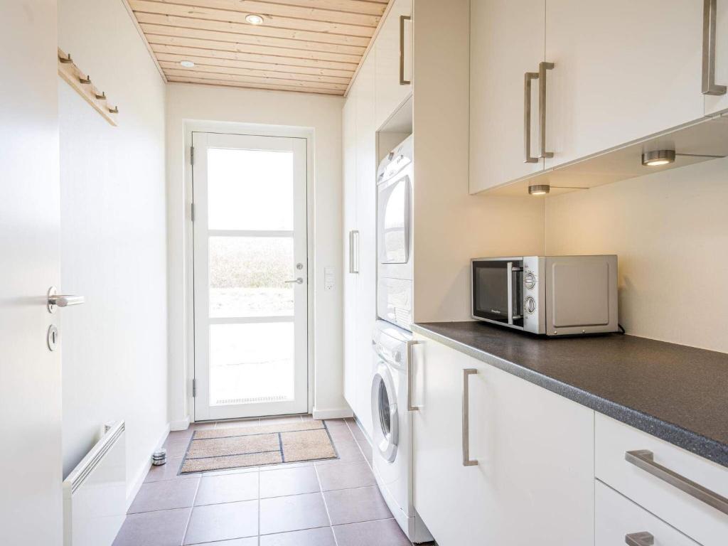 Kuchyň nebo kuchyňský kout v ubytování Holiday home Tarm LIX