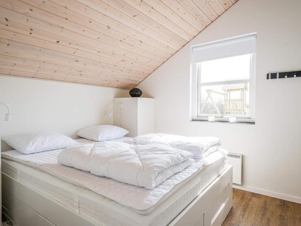 Postel nebo postele na pokoji v ubytování Holiday home Tarm LIX