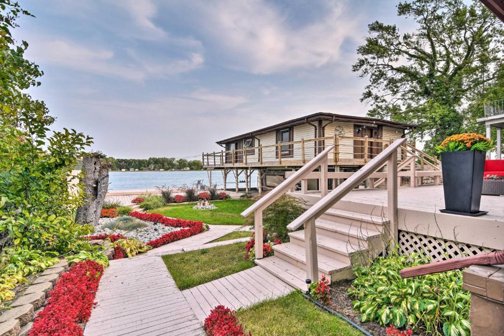 Holiday home Riverfront Algonac Home with Shared Backyard!, USA