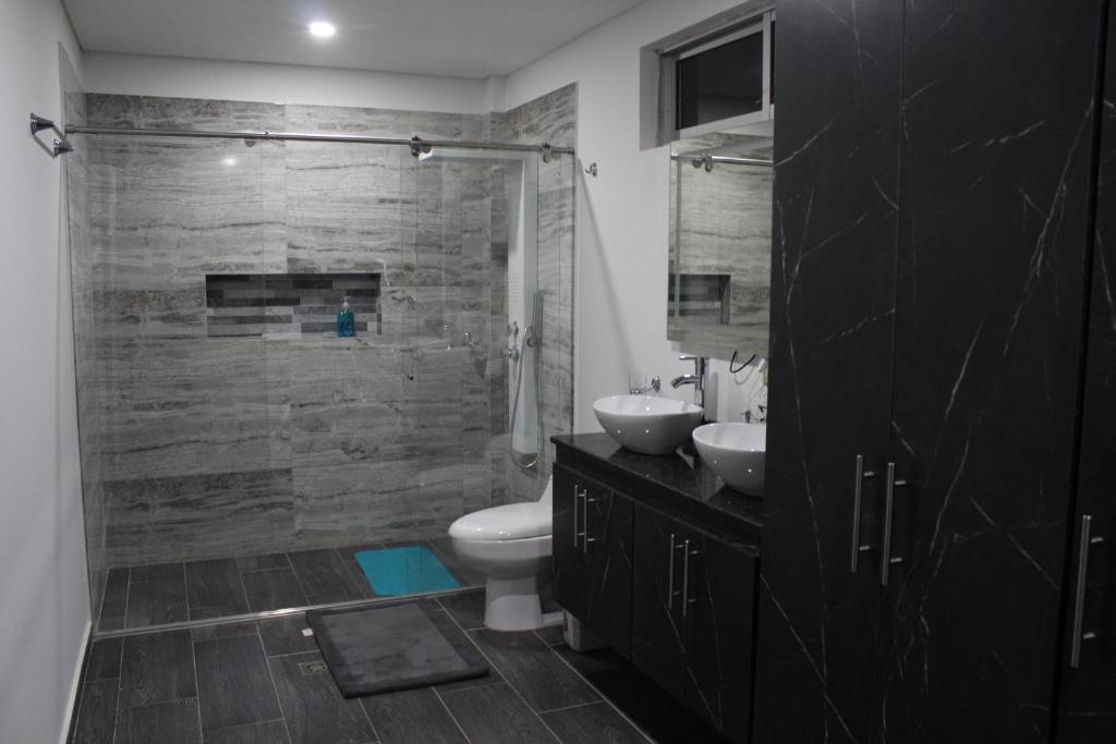 Nueva, Moderna casa en Silvania con Jacuzzi - Huis Met Vier Slaapkamers