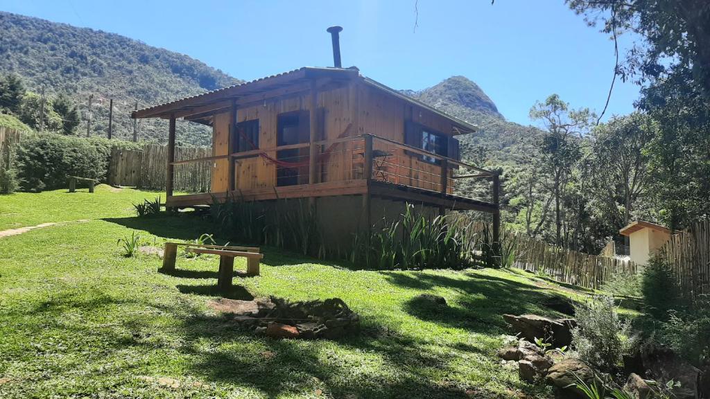 una casa en medio de un campo en Canto da Montanha, en Gonçalves