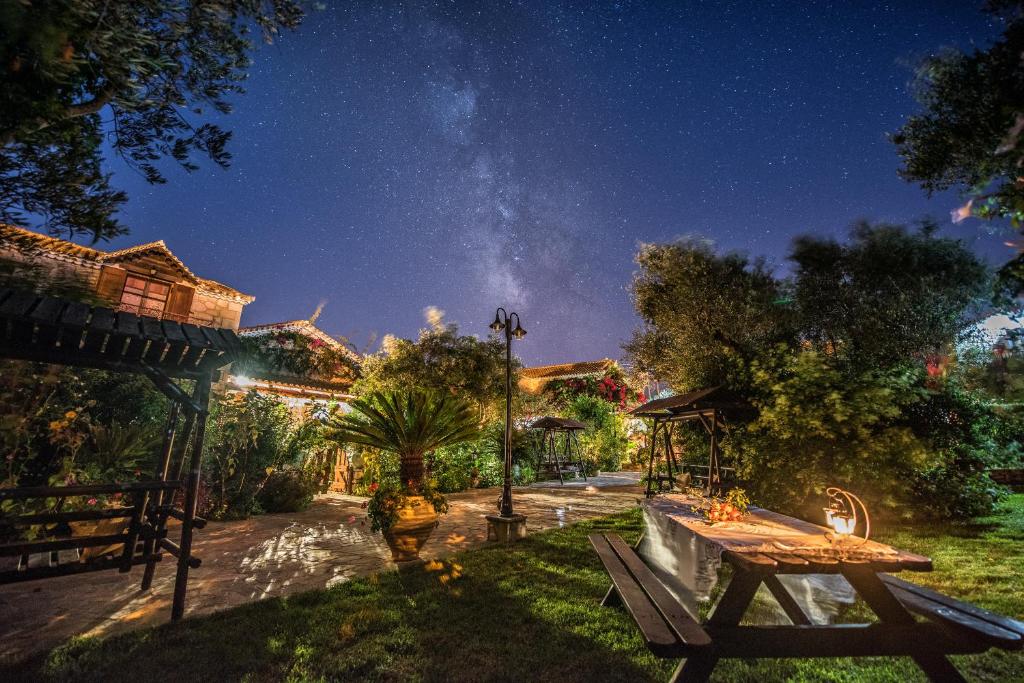 una mesa de picnic en un parque por la noche en Ktima Kourou en Tragaki