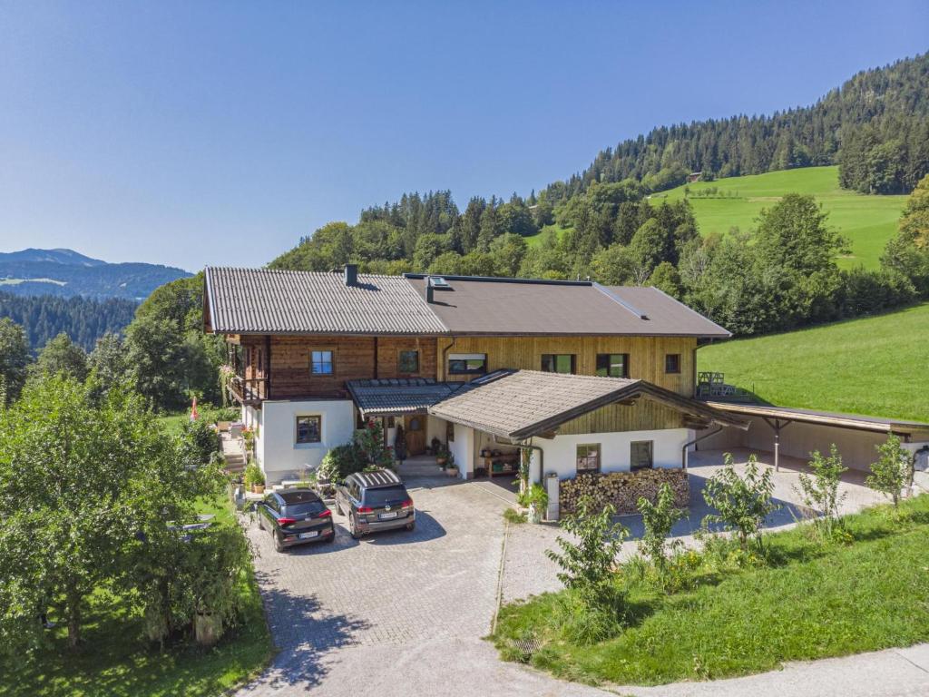 an aerial view of a house with cars parked in the driveway at Haus Rabl Hansi in Itter