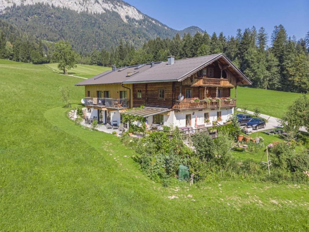 una grande casa in mezzo a un campo di Ferienhaus Rabl a Itter