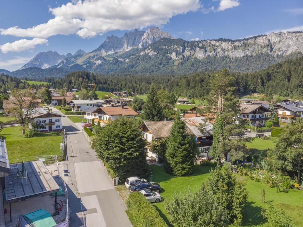 uma vista aérea de uma aldeia com montanhas ao fundo em Haus Jöchl Top 2 em Sankt Johann in Tirol