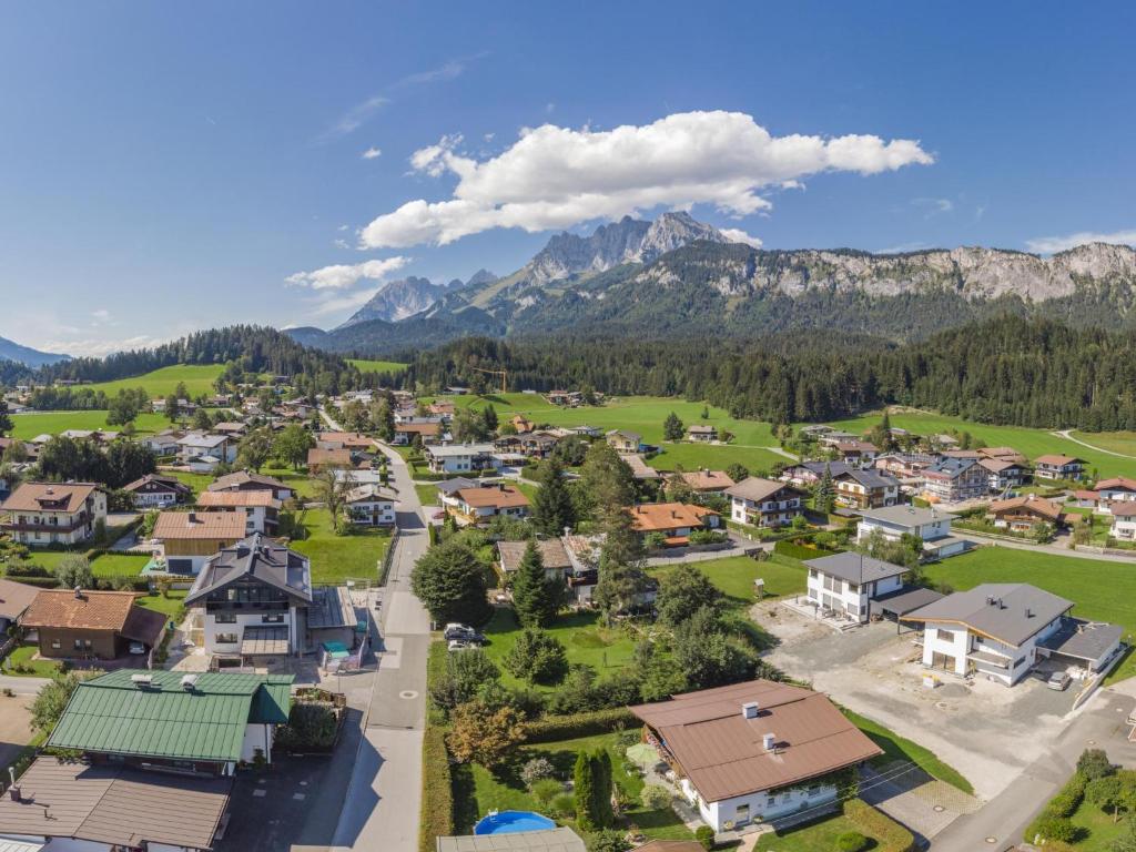 een luchtzicht op een klein stadje met bergen op de achtergrond bij Chalet Jöchl in Sankt Johann in Tirol