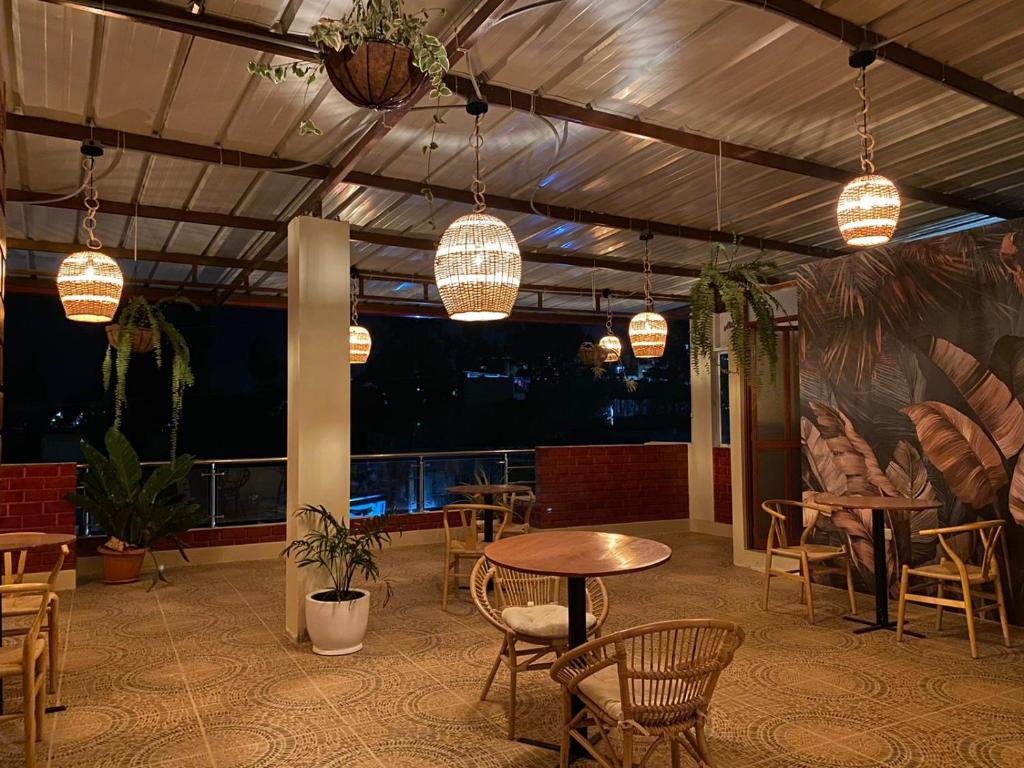 um restaurante com mesas, cadeiras e luzes em Santa Lucía Suite Hotel em Chachapoyas