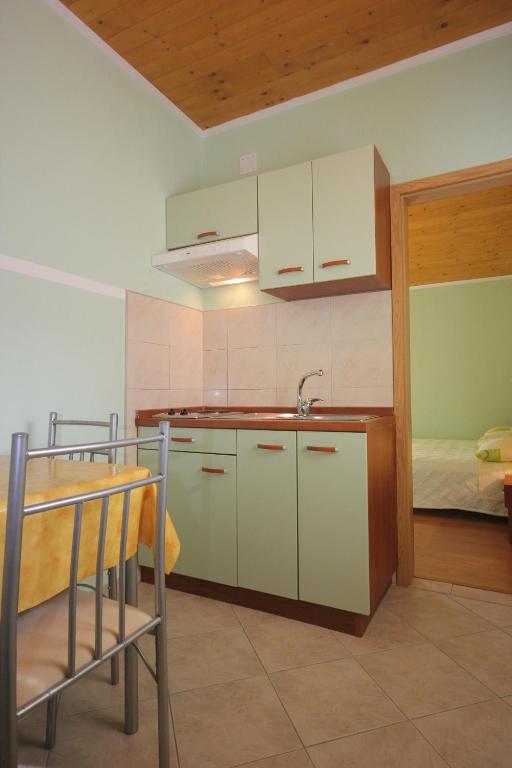Kuchyň nebo kuchyňský kout v ubytování Apartments with a parking space Vis - 8531