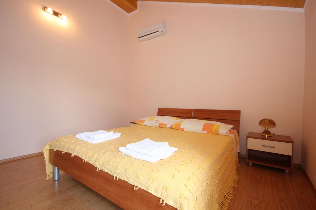 Postel nebo postele na pokoji v ubytování Apartments with a parking space Vis - 8531