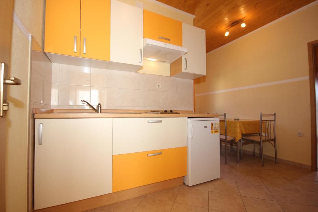 Kuchyň nebo kuchyňský kout v ubytování Apartments with a parking space Vis - 8531