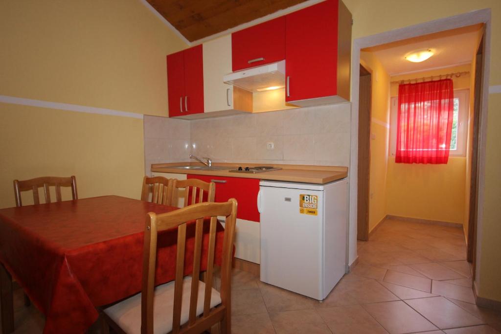 Kuchyň nebo kuchyňský kout v ubytování Apartments with a parking space Vis - 8531