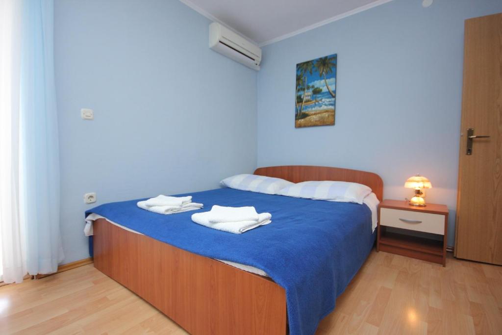 Postel nebo postele na pokoji v ubytování Apartments with a parking space Vis - 8531