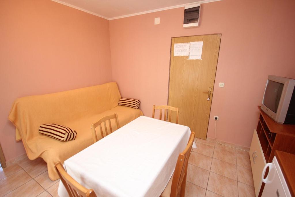 TV a/nebo společenská místnost v ubytování Apartments with a parking space Vis - 8531