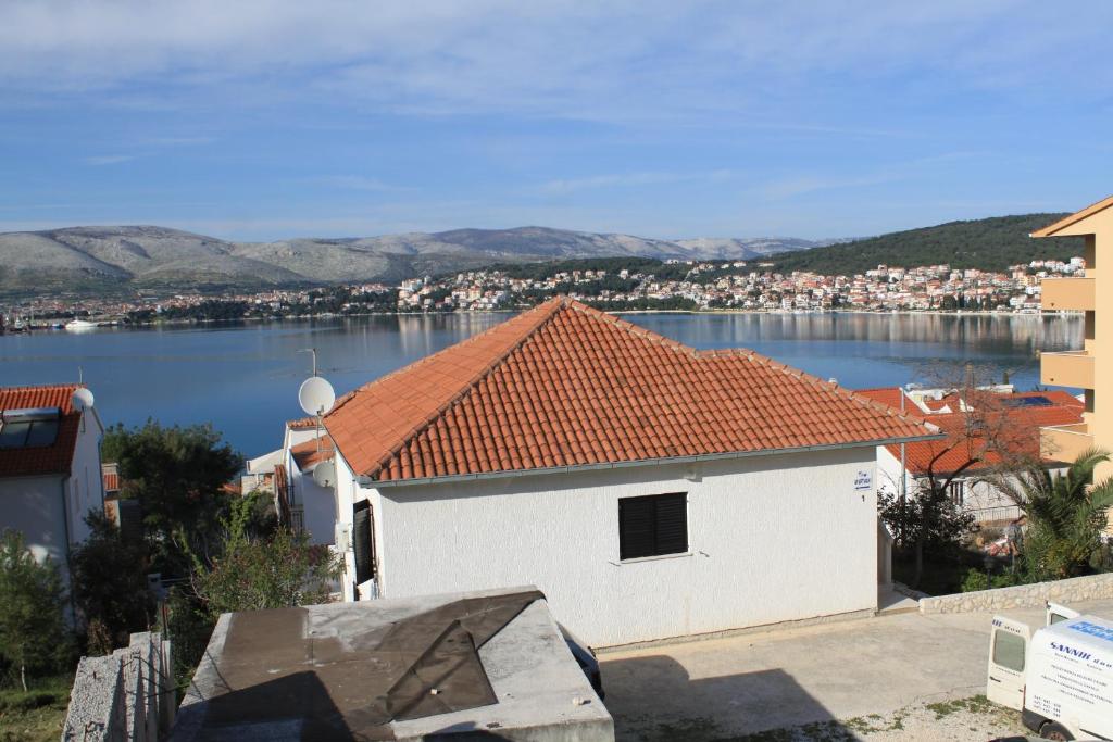 un edificio con vistas a una masa de agua en Apartments by the sea Okrug Gornji, Ciovo - 8663 en Trogir