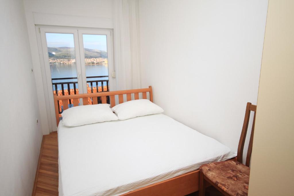 Posteľ alebo postele v izbe v ubytovaní Seaside apartments with a swimming pool Okrug Donji, Ciovo - 8664