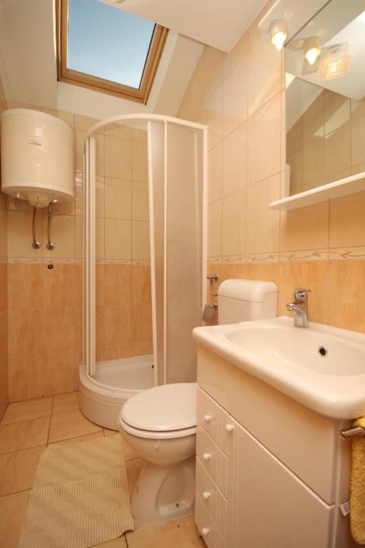 Kúpeľňa v ubytovaní Seaside apartments with a swimming pool Okrug Donji, Ciovo - 8664