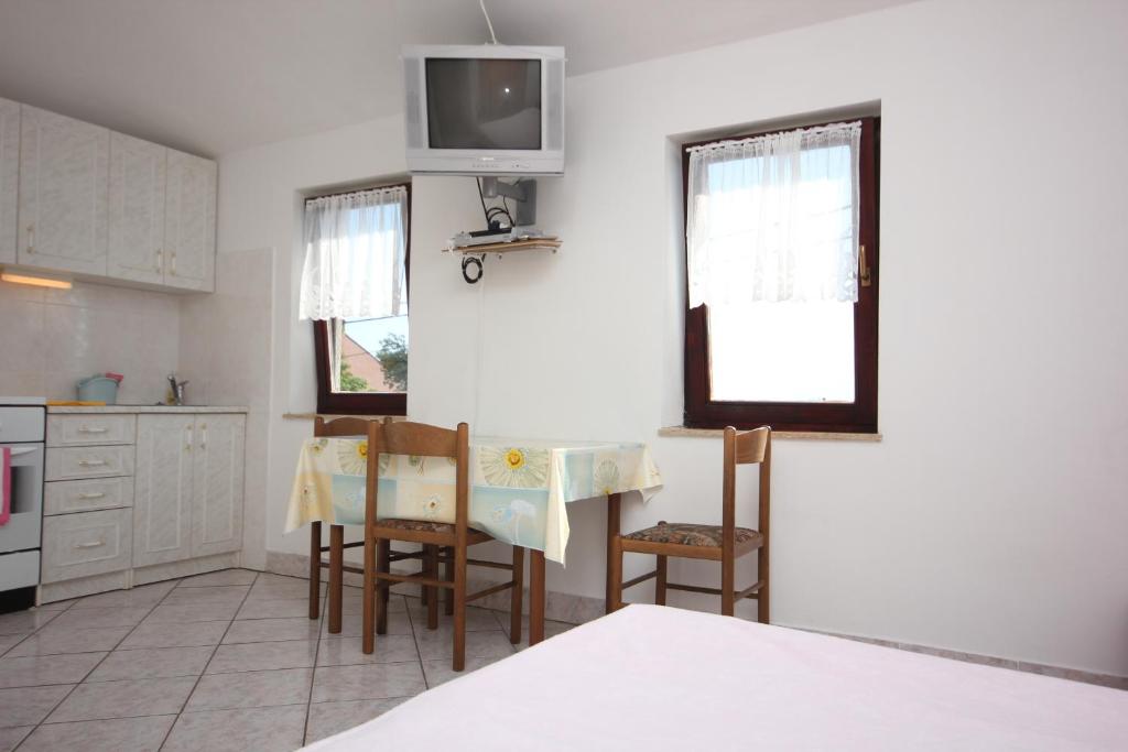 Kuchyňa alebo kuchynka v ubytovaní Apartments with a parking space Punta kriza, Cres - 383