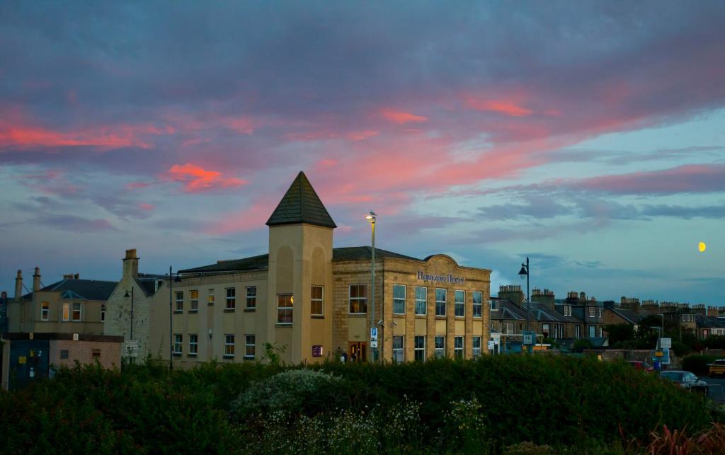 un bâtiment avec une tour d'horloge en haut dans l'établissement Horizon Hotel, à Ayr