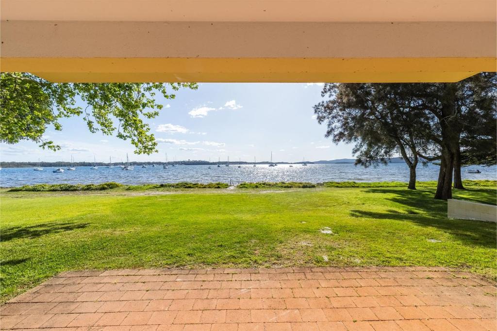 Sandy Feet 2 150 Sandy Point Rd fabulous waterfront duplex, Corlette