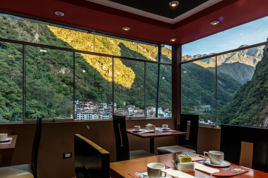 a restaurant with a view of the mountains at Hotel Ferré Boulevard in Machu Picchu