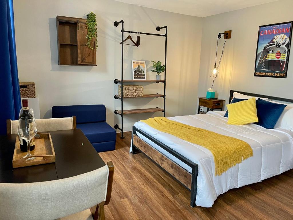 1 dormitorio con 1 cama, 1 mesa y 1 silla en Grand Central Hotel Richmond, en Richmond