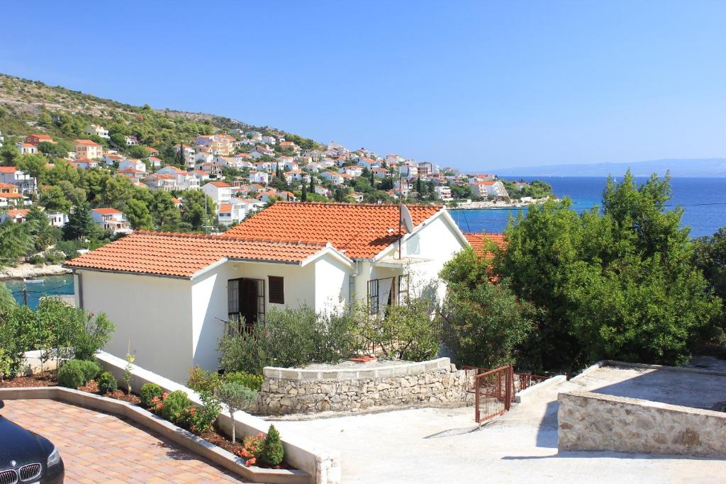 Apartments with parking space Mavarstica, Ciovo - 8439