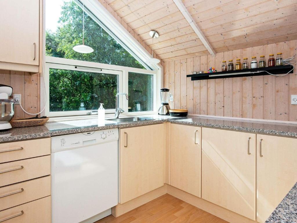 Kuchyň nebo kuchyňský kout v ubytování Holiday home Toftlund XLV
