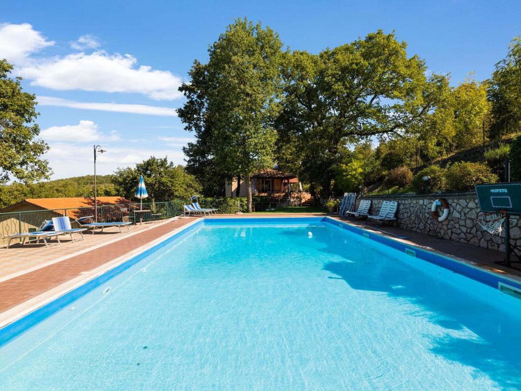 een zwembad in een resort met blauw water bij Romantic cottage in San Feliciano with garden in San Feliciano