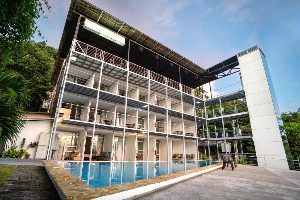 Bazén v ubytování El Faro Containers Beach Hotel nebo v jeho okolí