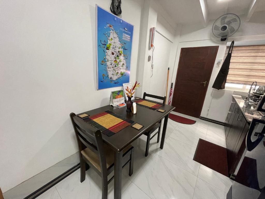 Kuchyň nebo kuchyňský kout v ubytování SEBASTIAN TRANSIT KATUNAYAKE