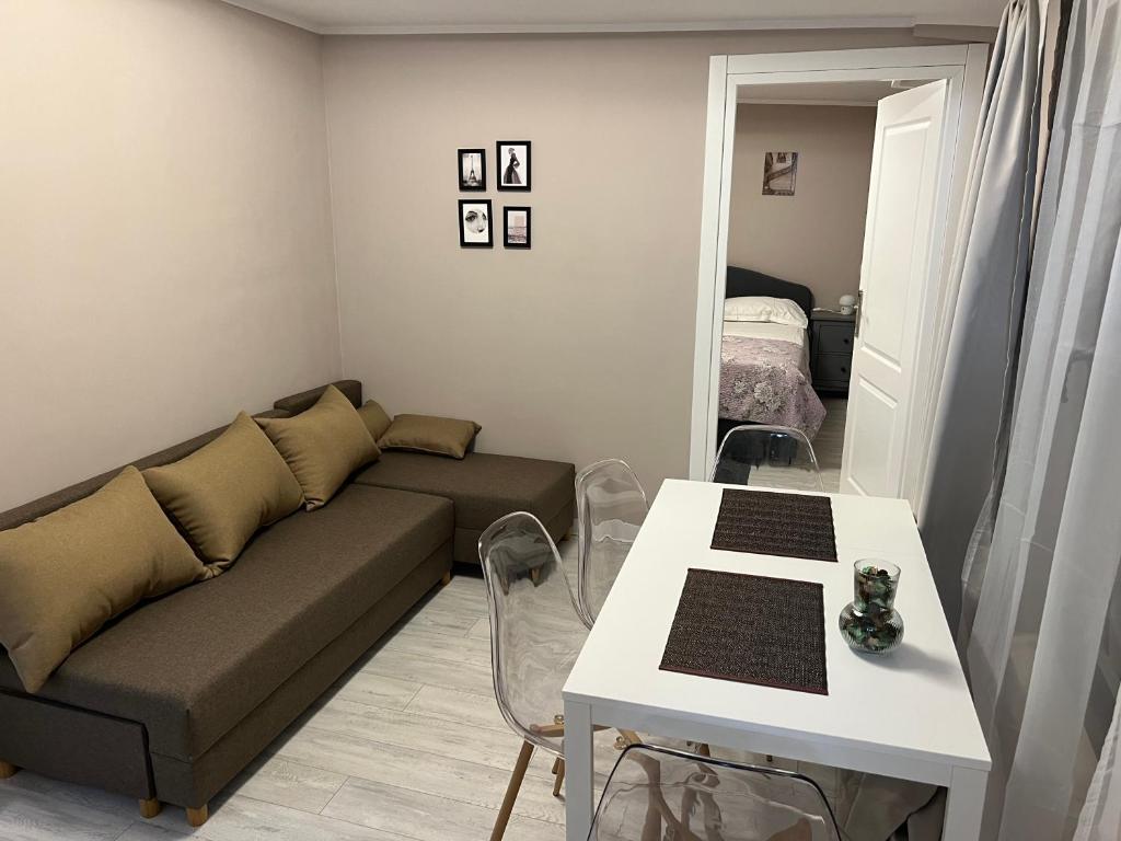 - un salon avec un canapé et une table dans l'établissement AZZA Aparthotel, à Bucarest