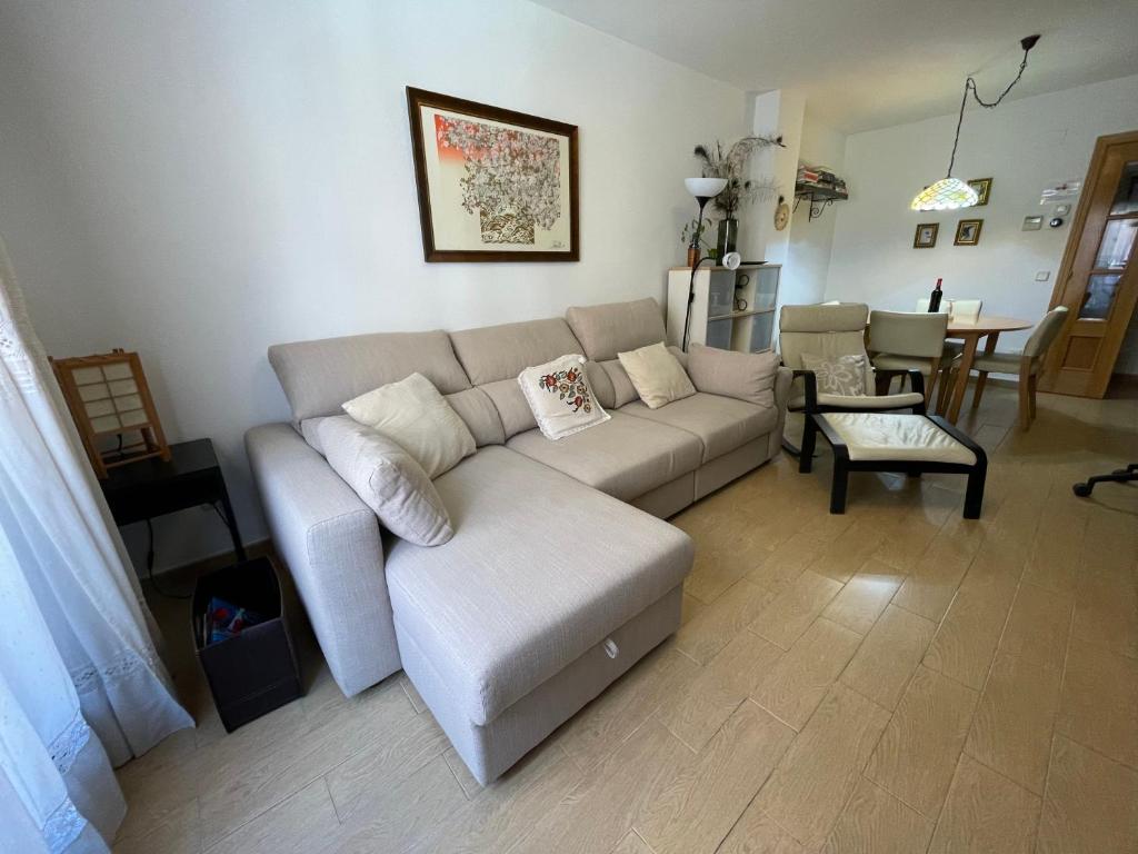 a living room with a couch and a table at Gran piso en el centro de Alcalá in Alcalá de Henares