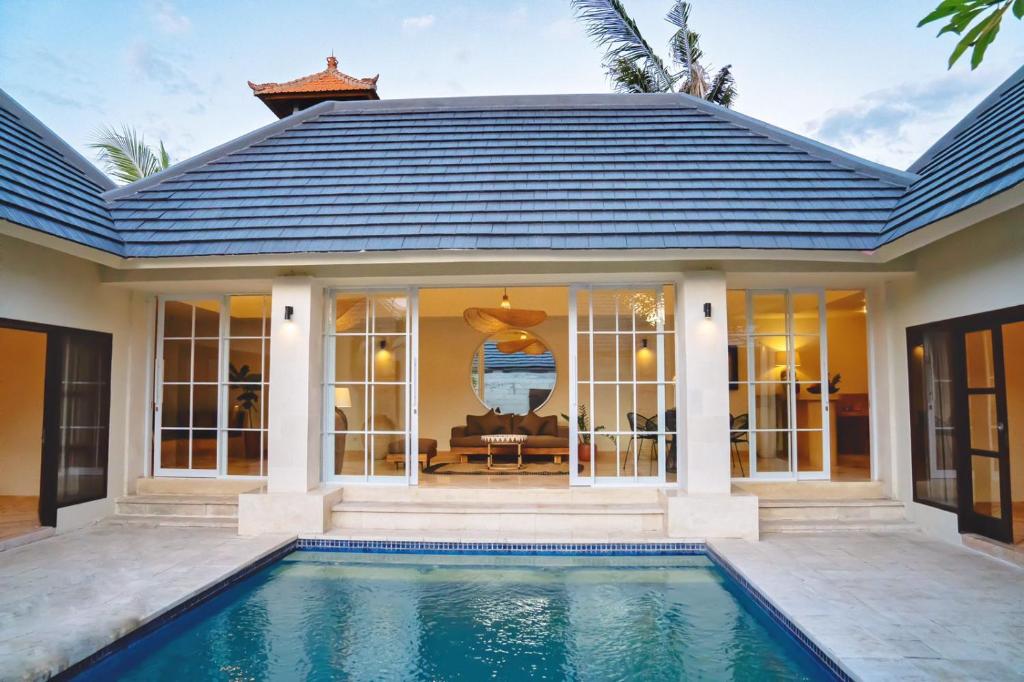 una casa con una piscina di fronte di Casa Benita By Bracha Villas Management a Seminyak