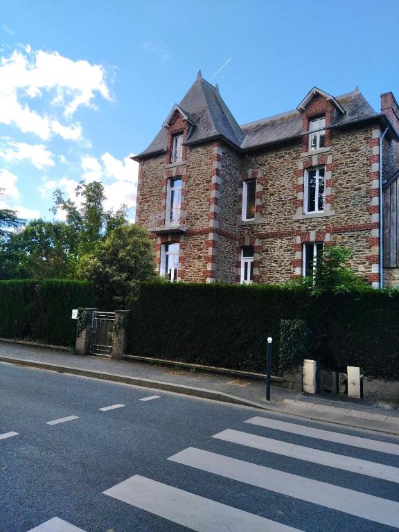 a large brick building on the side of a street at Ker Louwen chambre d' hôte in Corseul