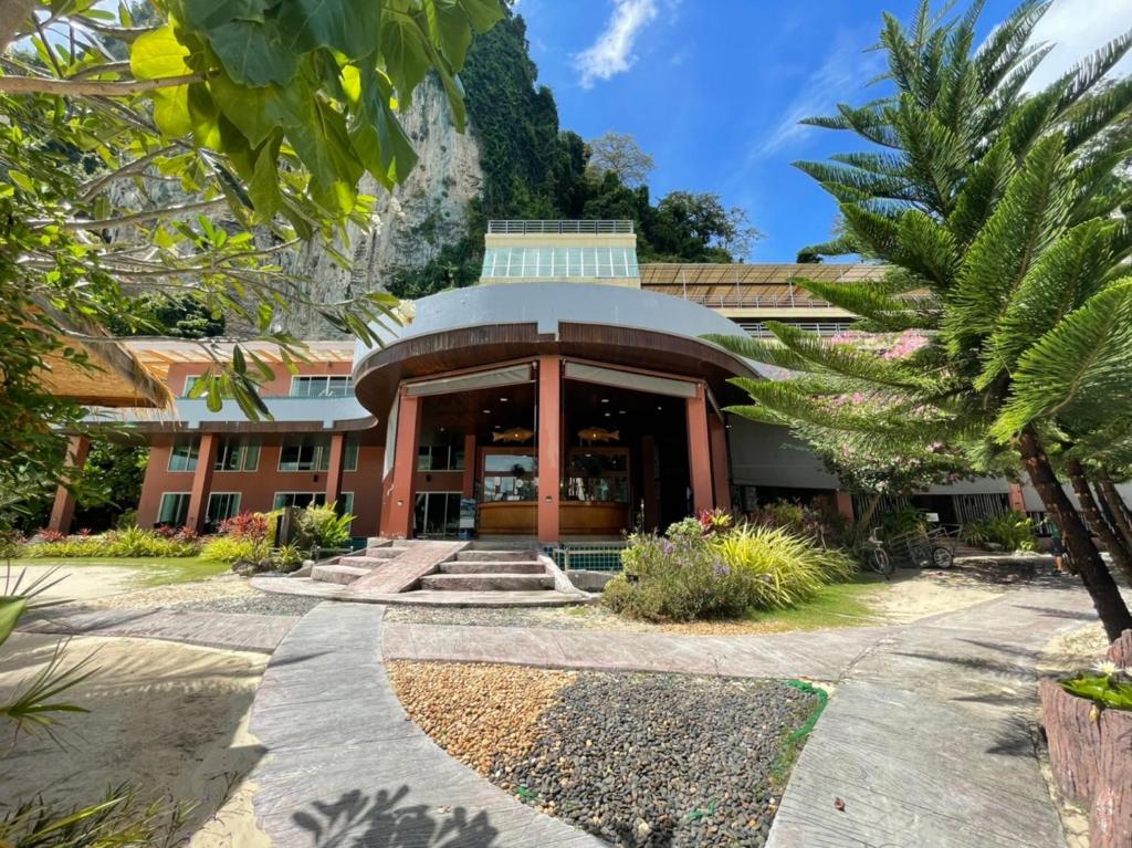 Phi Phi Cliff Beach Resort外面的花园